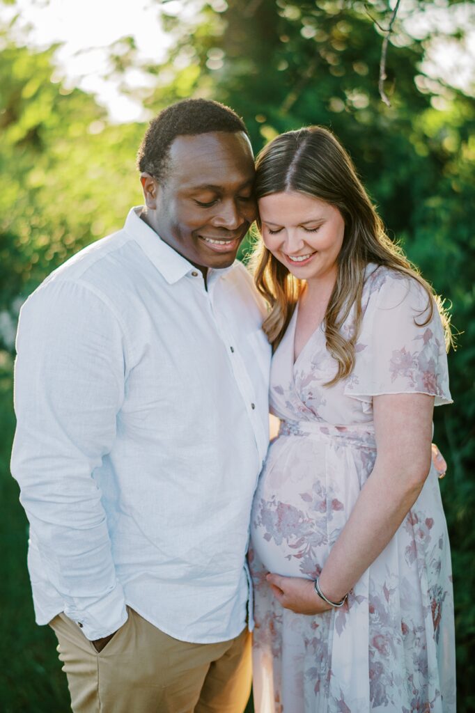 Maternity Photo Outfit Inspiration | outdoor maternity photos in a field | Baltimore Maryland maternity portrait photos